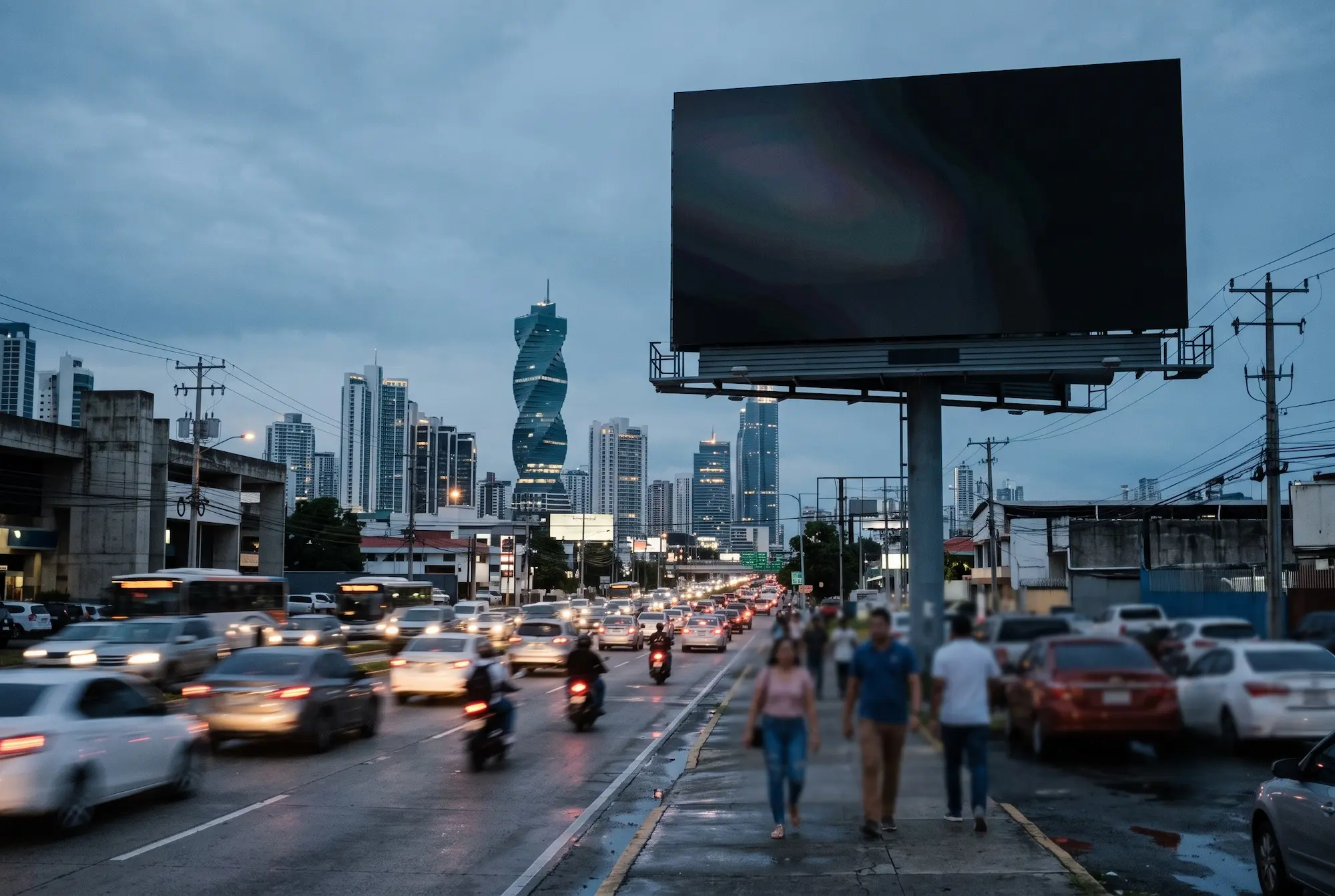 Valla publicitaria digital sobre una avenida al atardecer, con la pantalla sin contenido